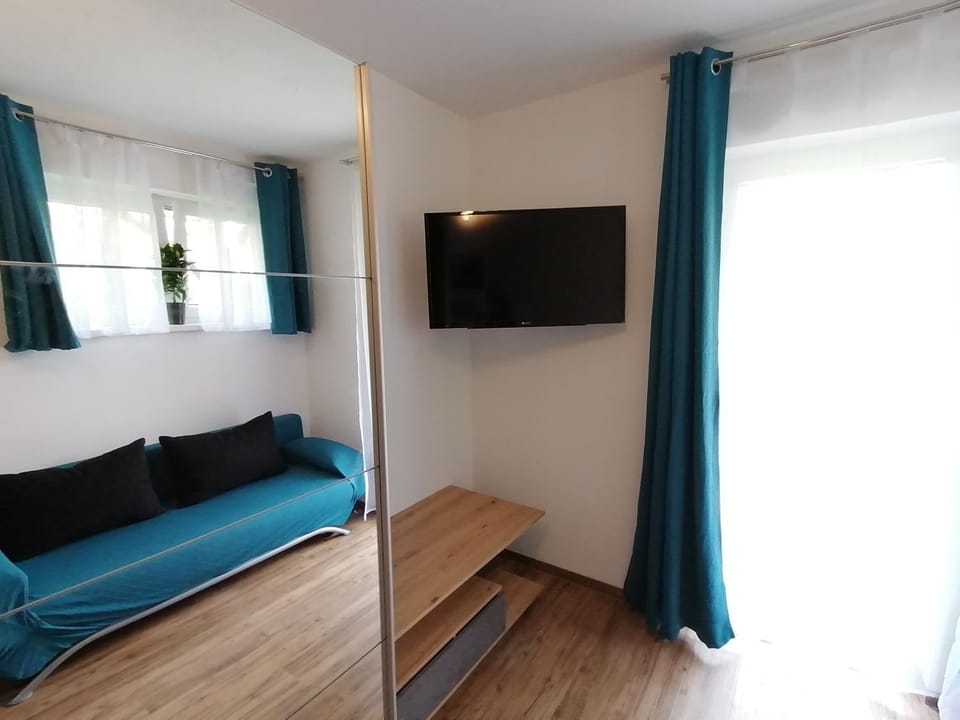 TV and multimedia, Photo of the whole room, Seating area, Bedroom