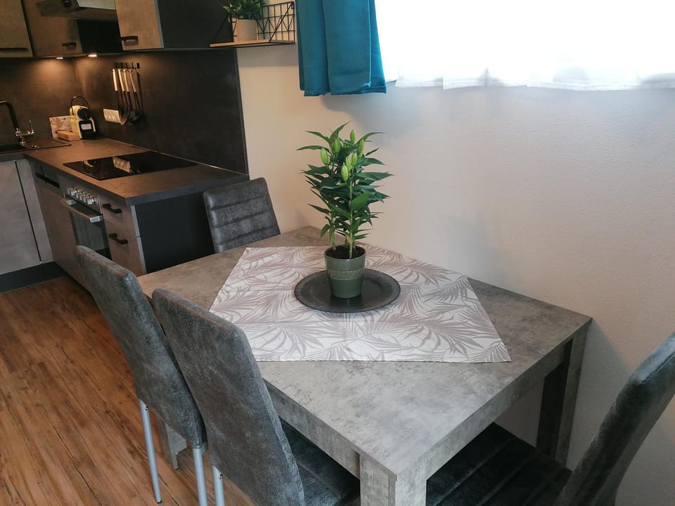 Seating area, Dining area