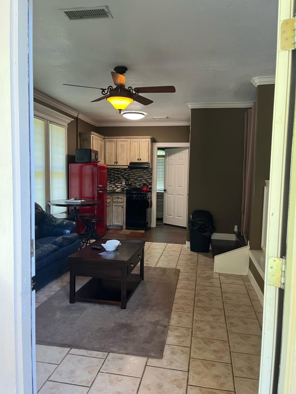 Kitchen or kitchenette, Dining area, fireplace, minibar, stove