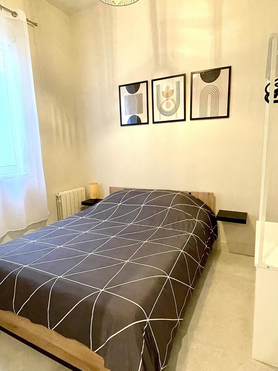 Bed, Photo of the whole room, Bedroom, internet