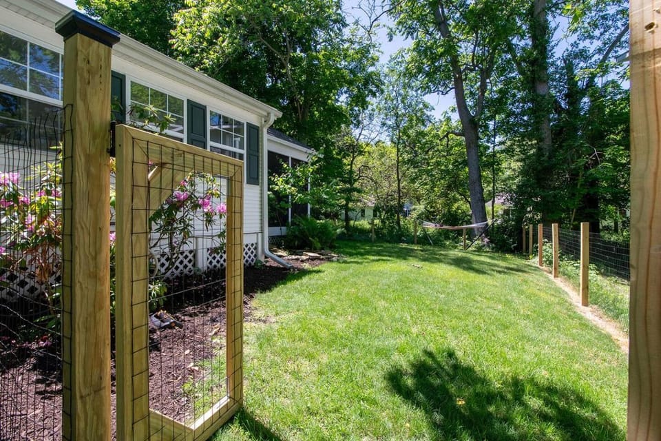 The Maple House Fully Fenced-in Yard! House in Saugatuck