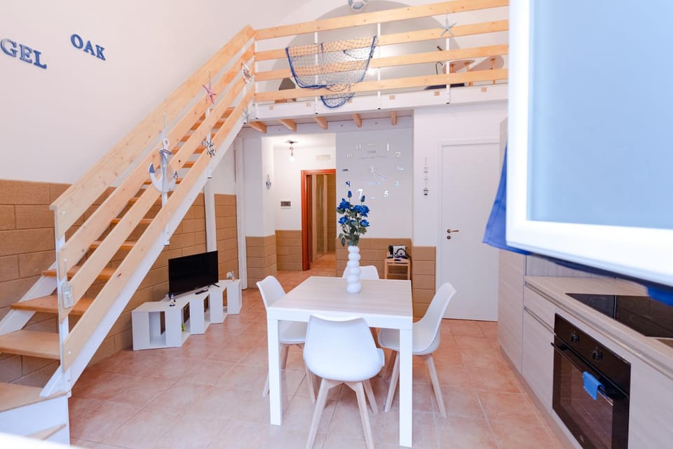 TV and multimedia, Kitchen or kitchenette, Living room, Seating area, Dining area