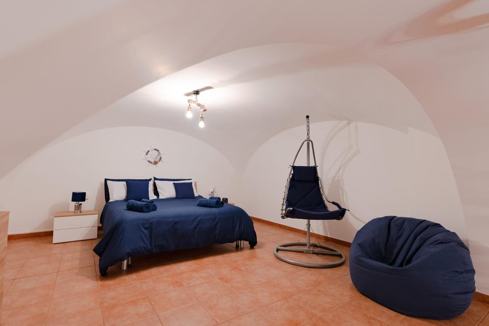 Bed, Photo of the whole room, Seating area, Bedroom