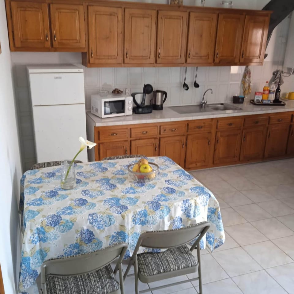 Coffee/tea facilities, Kitchen or kitchenette, Food and drinks, Dining area, minibar, stove