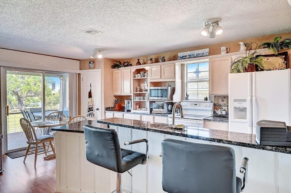 Kitchen or kitchenette, Seating area, Dining area, dishwasher, minibar, oven, stove, toaster, kitchen