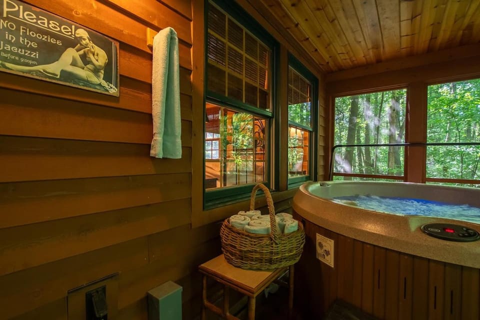 Cedarwood Lodge Community Pool! House in Michigan
