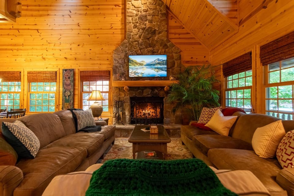 Cedarwood Lodge Community Pool! House in Michigan