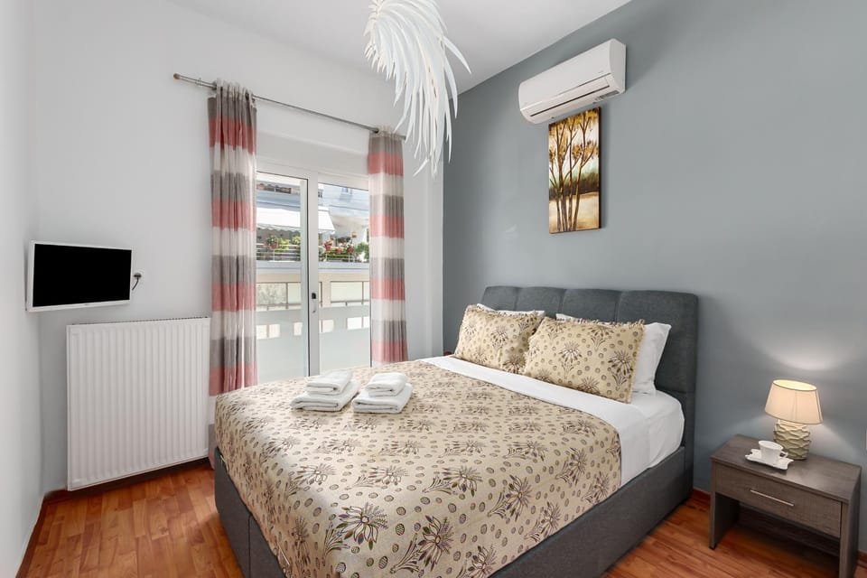 Bed, TV and multimedia, Photo of the whole room, Bedroom, towels