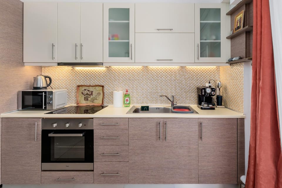 Coffee/tea facilities, Kitchen or kitchenette, oven, stove