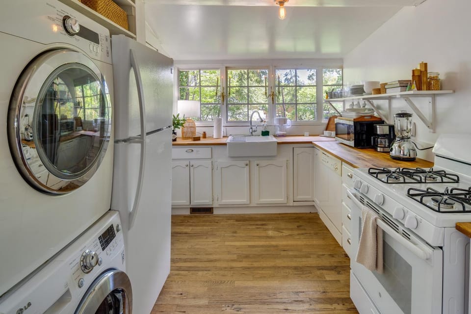 Charming Home < 2 Mi to Downtown Hendersonville! House in Hendersonville