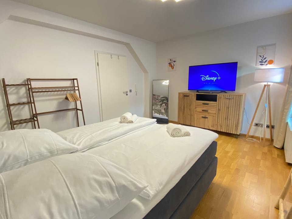 Bed, TV and multimedia, Photo of the whole room, Evening entertainment, Bedroom