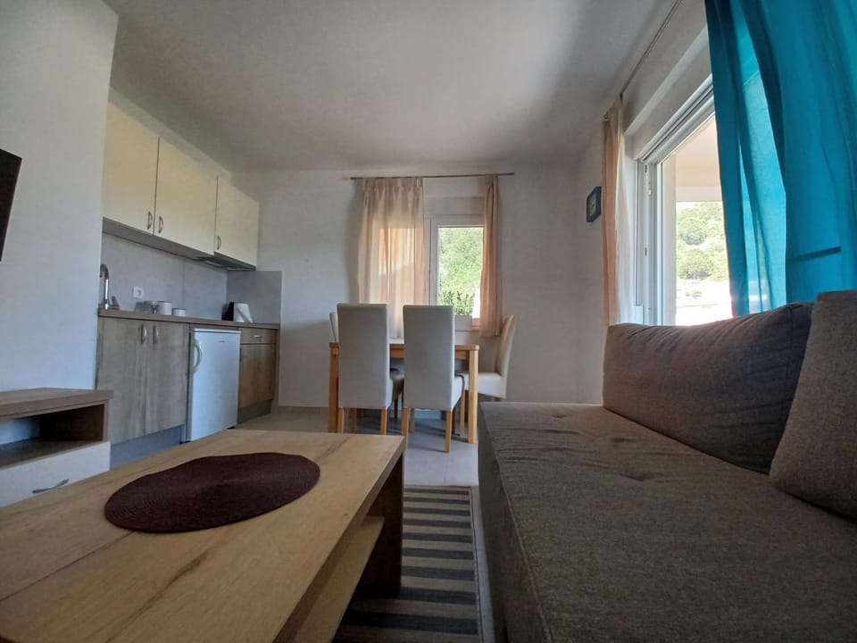 Kitchen or kitchenette, Living room, Seating area, Dining area, stove