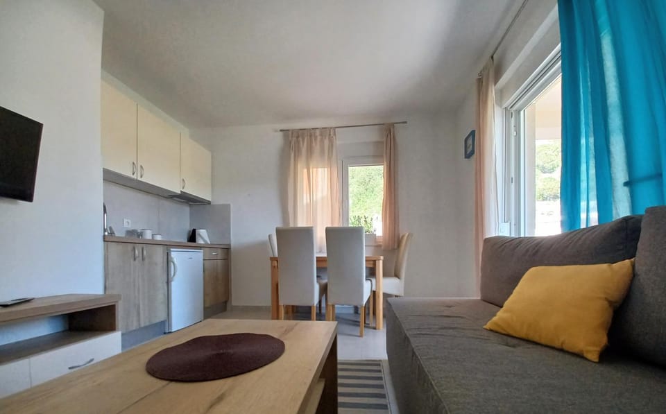 TV and multimedia, Kitchen or kitchenette, Living room, Seating area, Dining area, stove