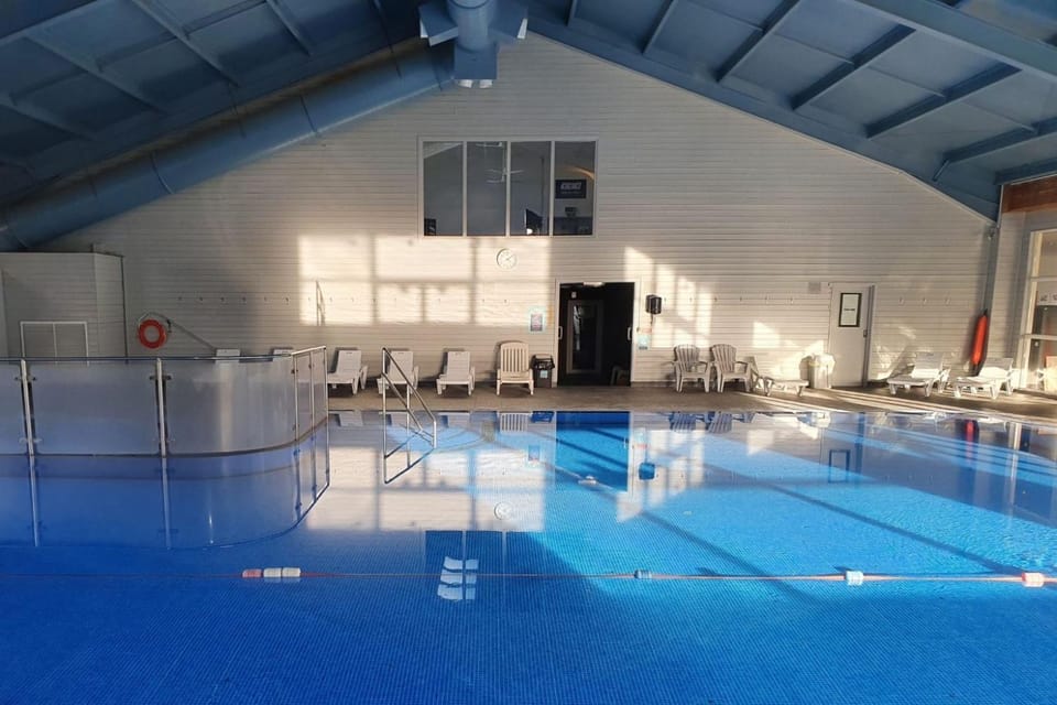 Cornwall family friendly villa with free use of Pool, soft play, mini golf, tennis, gym, fitness classes, sauna and ice baths House in Saint Columb Major