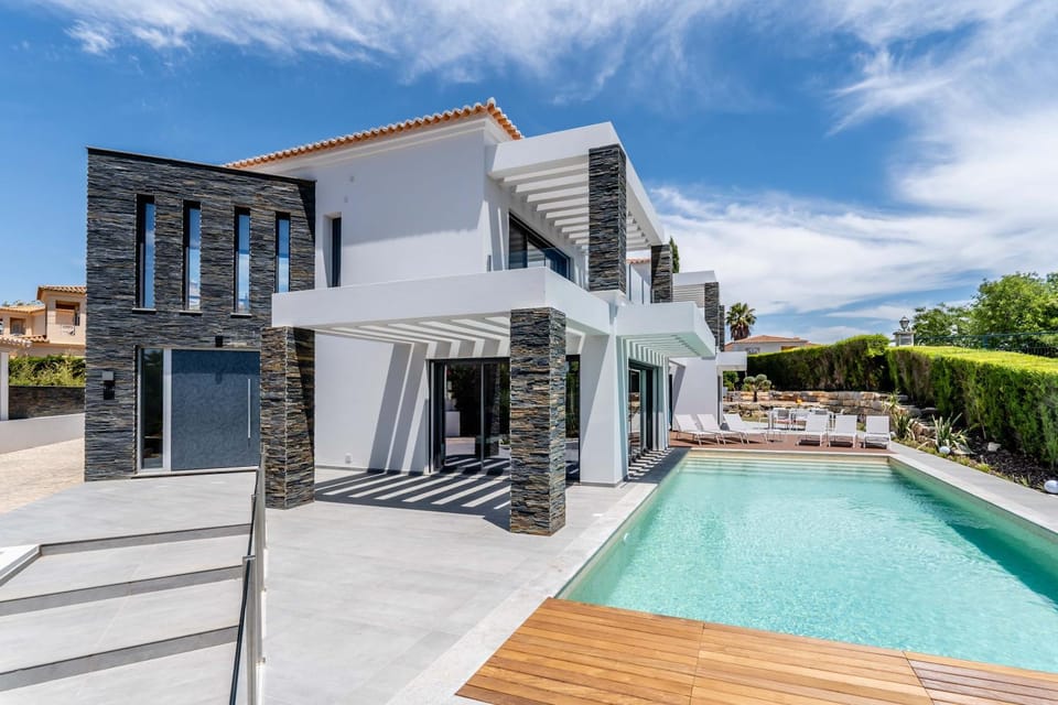 Property building, Patio, Day, Balcony/Terrace, Pool view, Swimming pool, sunbed