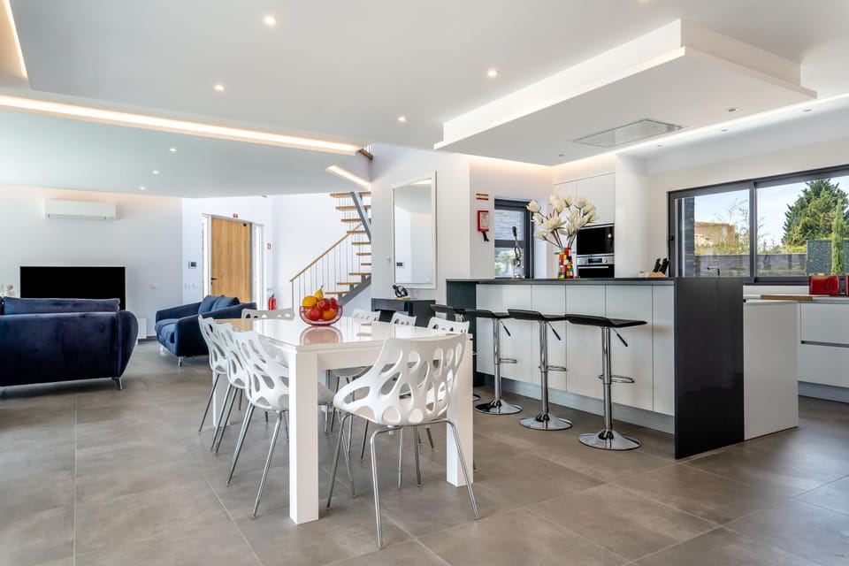 Kitchen or kitchenette, Seating area, Dining area, minibar, pet friendly