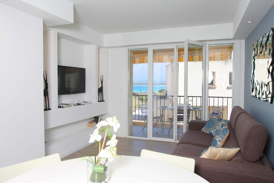 TV and multimedia, View (from property/room), Living room, Seating area, Sea view