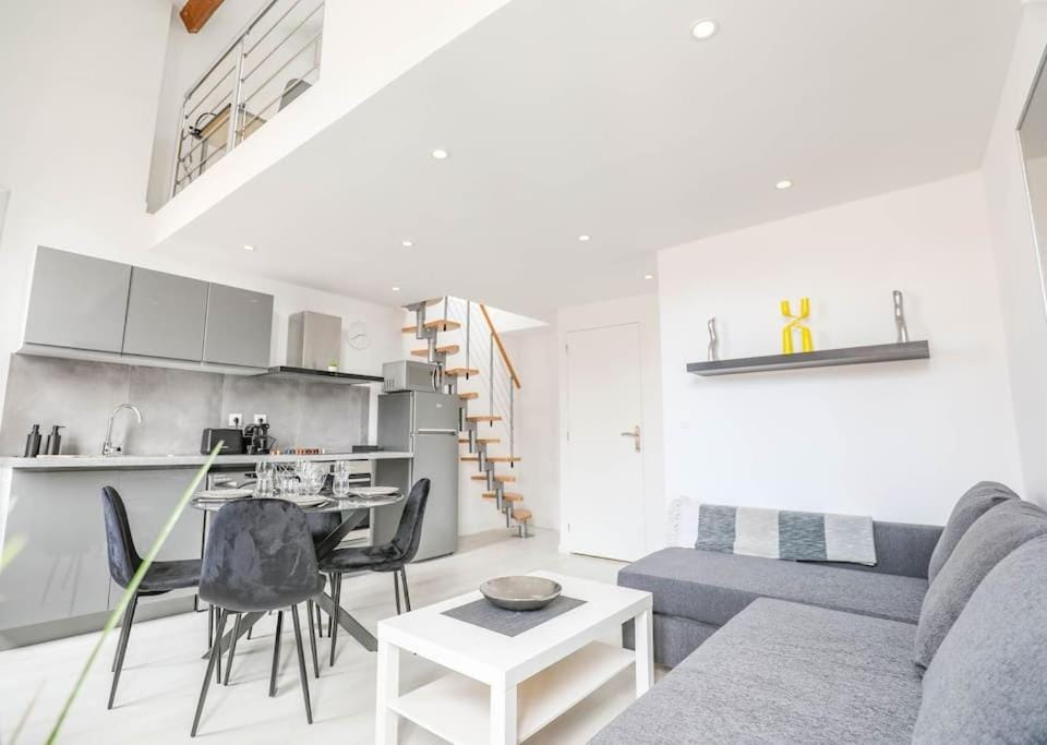 Kitchen or kitchenette, Living room, Dining area