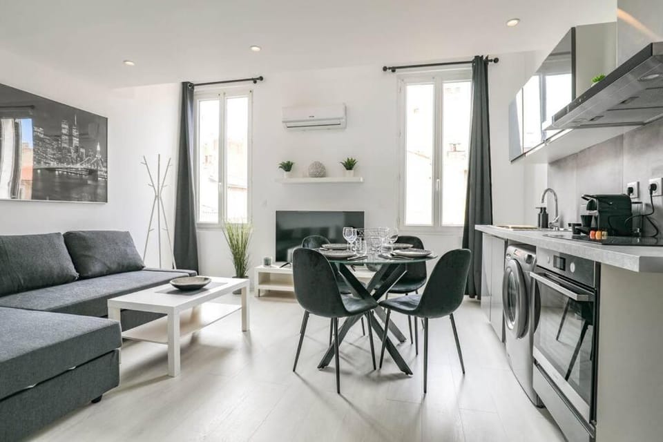 Living room, pet friendly, stove, air conditioner