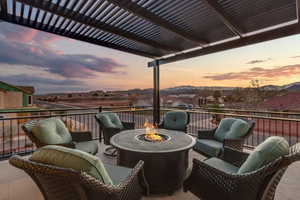 Snow Canyon Oasis Ocotillo 42 Large Private Pool and Hot Tub, 2 Firepits, 2 PlayStations House in Santa Clara