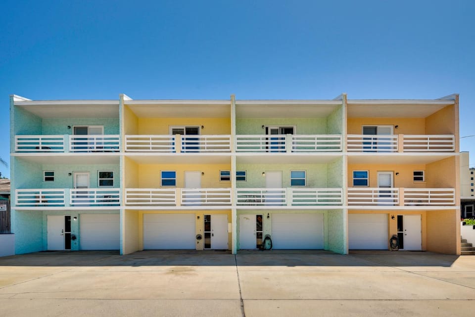 Florida Getaway - Balconies, Grill & Near Beaches! House in Daytona Beach Shores