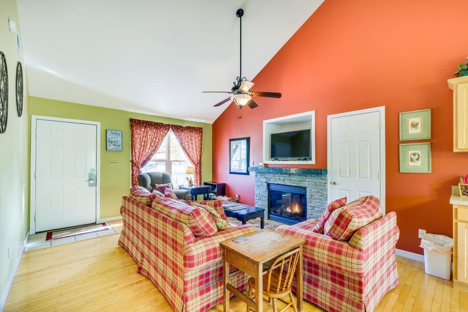 Taylorsville Cottage w/ Hot Tub & Lake Access! House in Indiana