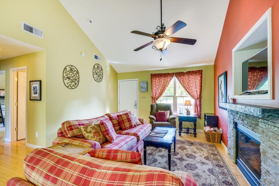 Taylorsville Cottage w/ Hot Tub & Lake Access! House in Indiana