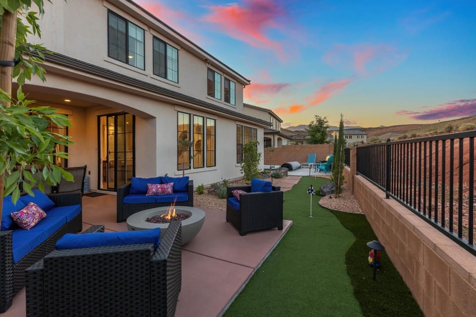 1308 Luxury Private Swim Spas, Putting Green, Ping Pong Table, and Game Room House in Washington