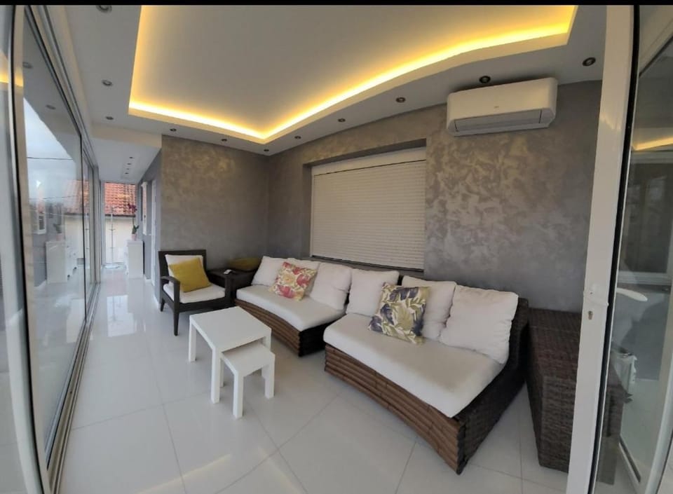 Balcony/Terrace, Living room, Seating area, air conditioner