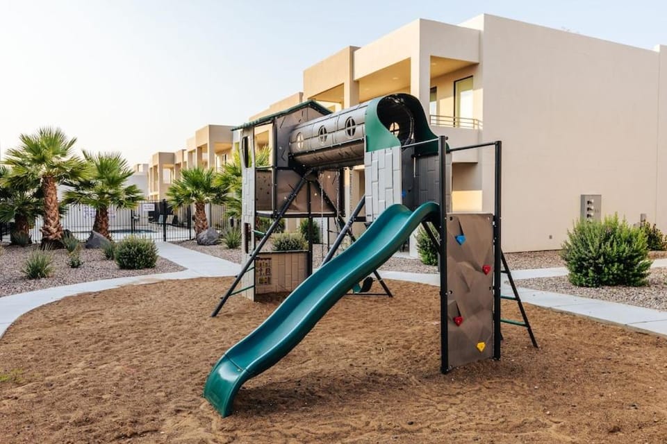 Red Desert Loft Resort 37 Pickleball Courts, Foosball, Resort Pool with Waterslide & Jacuzzi! House in St George