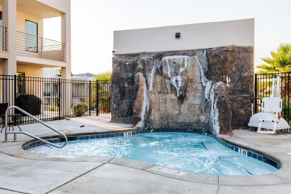 Red Desert Loft Resort 37 Pickleball Courts, Foosball, Resort Pool with Waterslide & Jacuzzi! House in St George