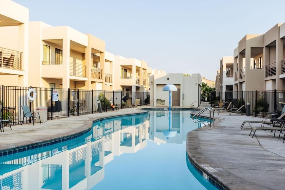 Red Desert Loft Resort 37 Pickleball Courts, Foosball, Resort Pool with Waterslide & Jacuzzi! House in St George