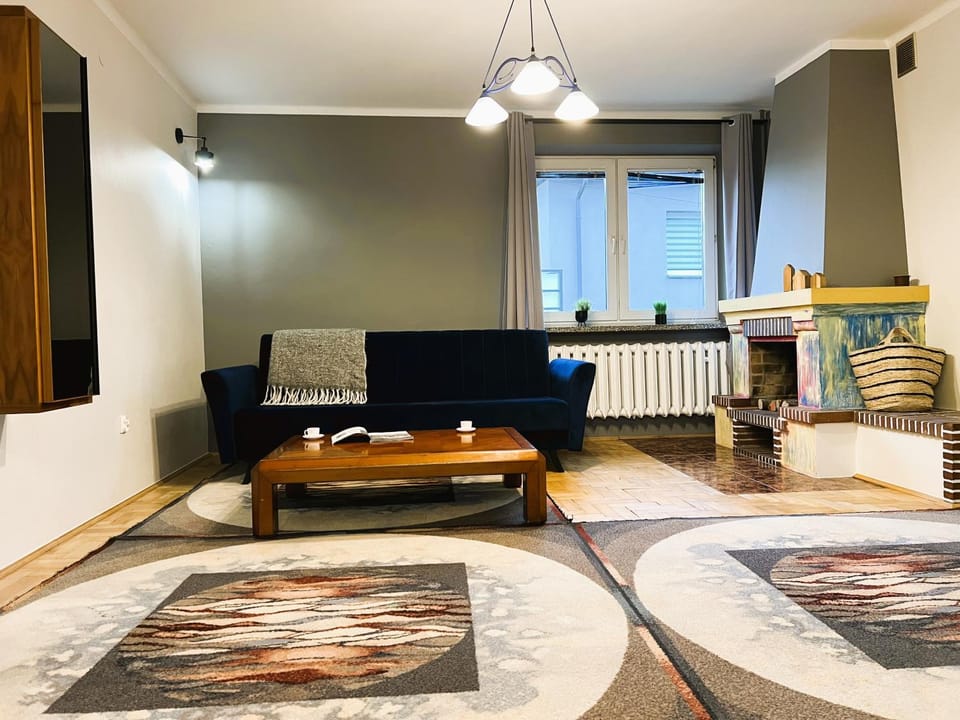 Bed, Photo of the whole room, Seating area, Bedroom, internet