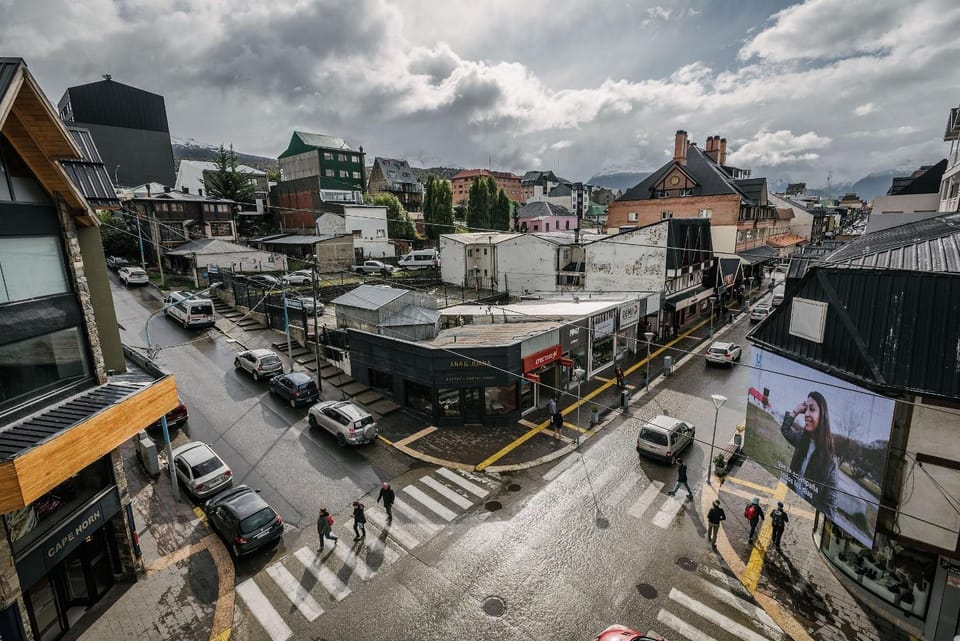 Property building, Day, Neighbourhood, Bird's eye view, City view, Street view, Location, Parking