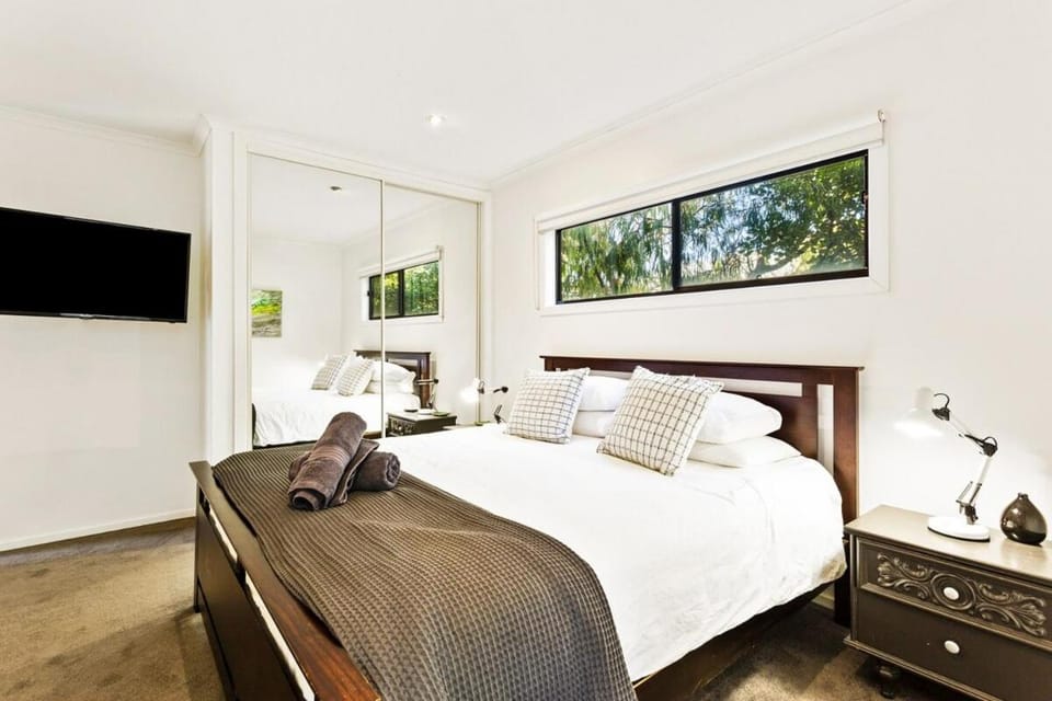 King Bed' tranquil paradise Cowes 4BR 4BTH House in Cowes