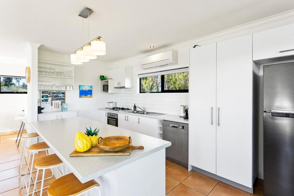 King Bed' tranquil paradise Cowes 4BR 4BTH House in Cowes
