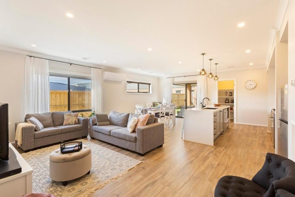 Modern Family-Friendly Getaway 4-Bdr 2 Bath House in Cowes