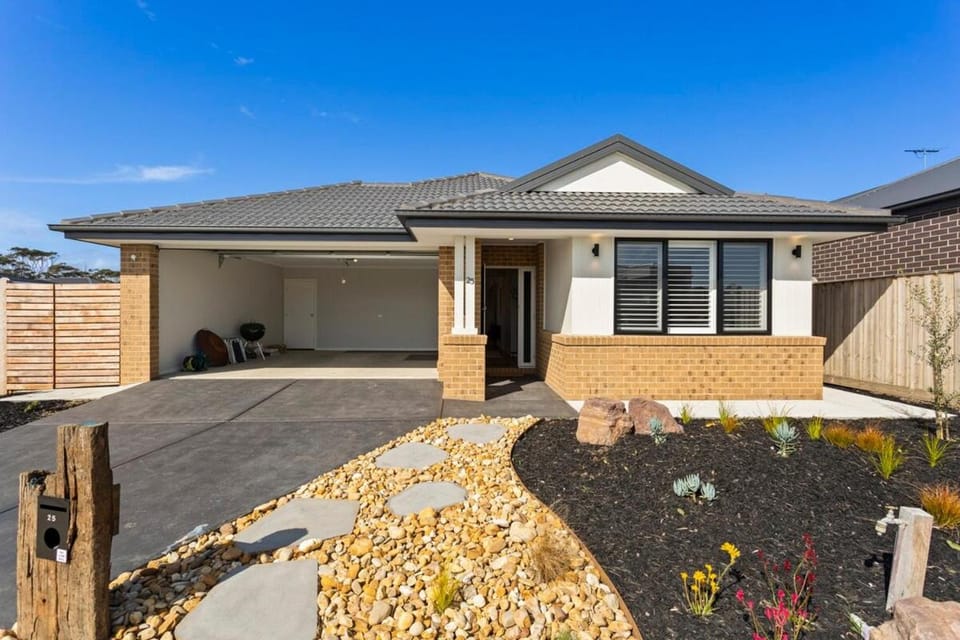 Modern Family-Friendly Getaway 4-Bdr 2 Bath House in Cowes