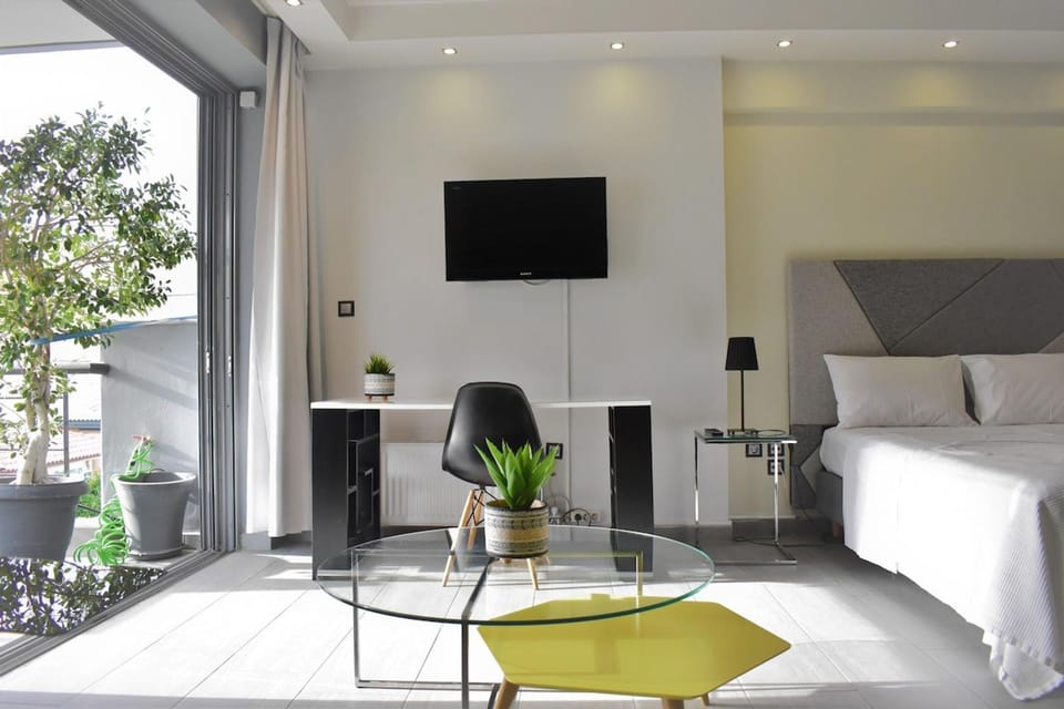 Bed, TV and multimedia, Bedroom