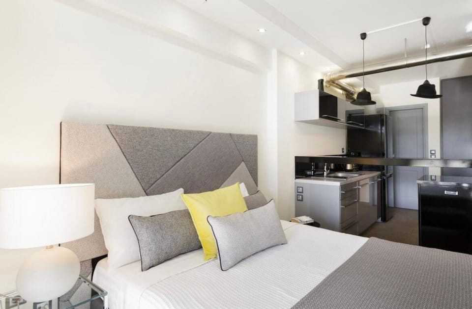 Bed, Kitchen or kitchenette, Bedroom