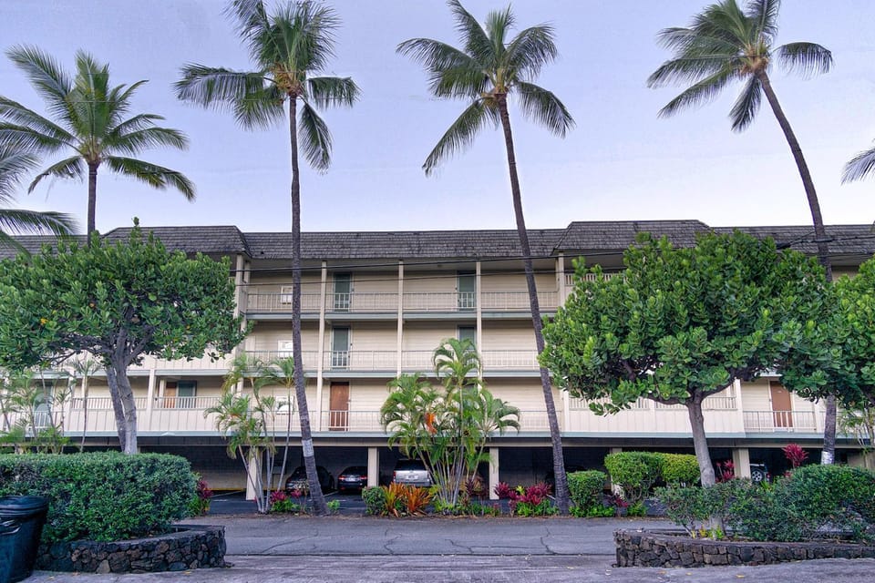 Classic Hawaiian Oceanfront Condo with Top Location - Hale Kona Kai 413 by Casago Kona House in Holualoa