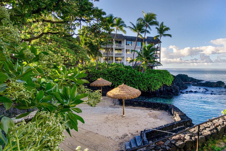 Classic Hawaiian Oceanfront Condo with Top Location - Hale Kona Kai 413 by Casago Kona House in Holualoa