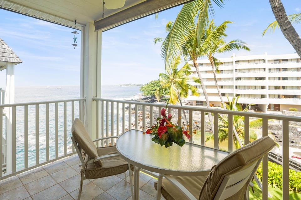 Condo On the Ocean, Lagoon and Garden - Hale Kona Kai 411 by Casago Kona House in Holualoa