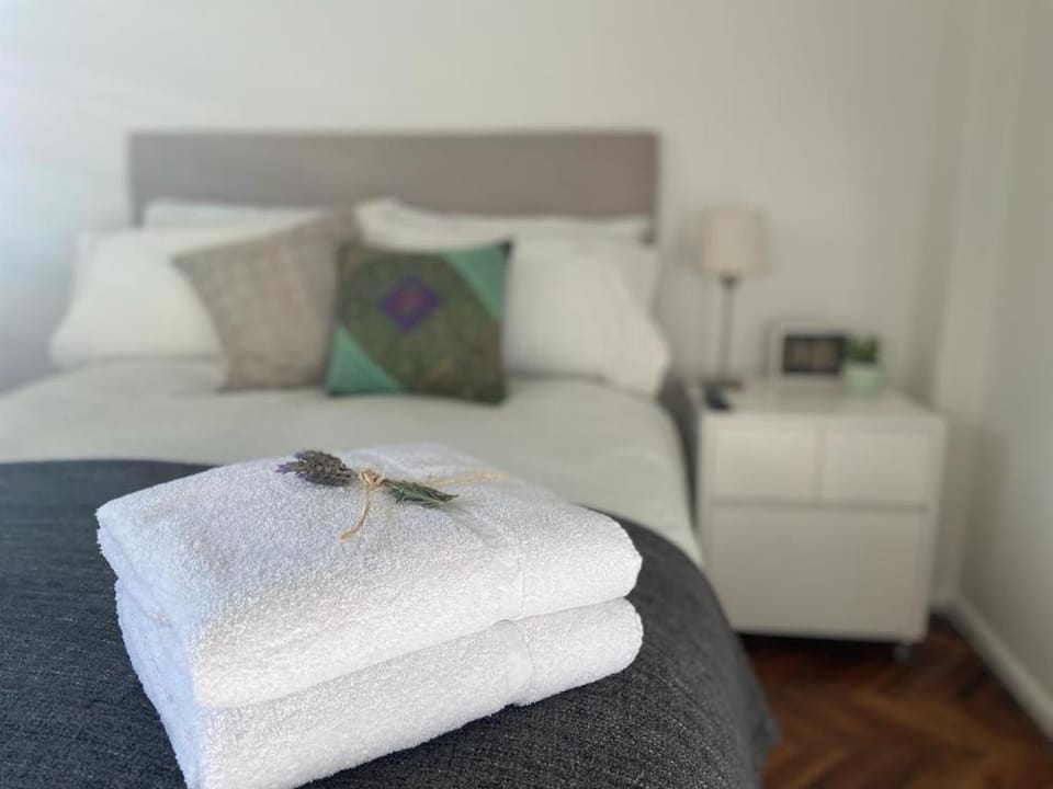 Bed, TV and multimedia, Bedroom, towels