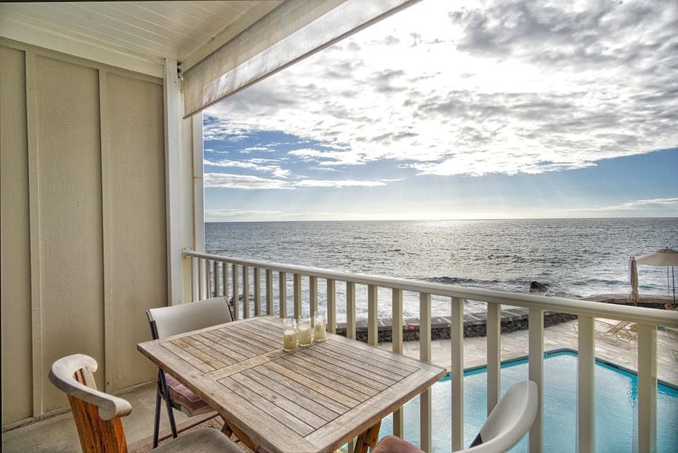 Oceanfront Condo & Walking Distance to Beach and Town- Hale Kona Kai 207 by Casago Kona House in Holualoa