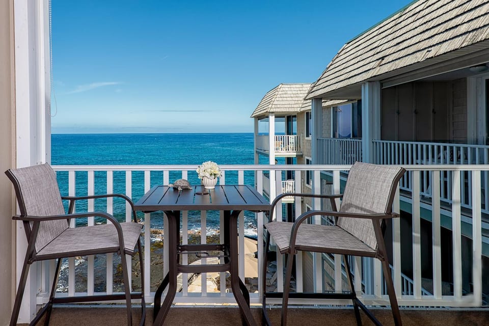 Oceanfront Condo Stunning Views and Pool - Hale Kona Kai 407 by Casago Kona House in Holualoa