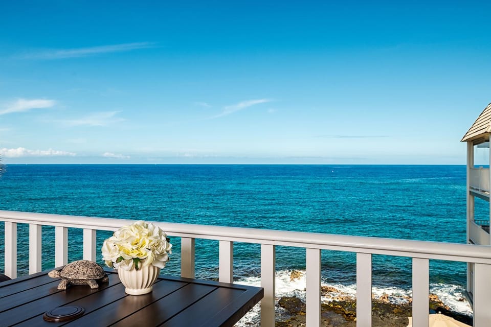 Oceanfront Condo Stunning Views and Pool - Hale Kona Kai 407 by Casago Kona House in Holualoa