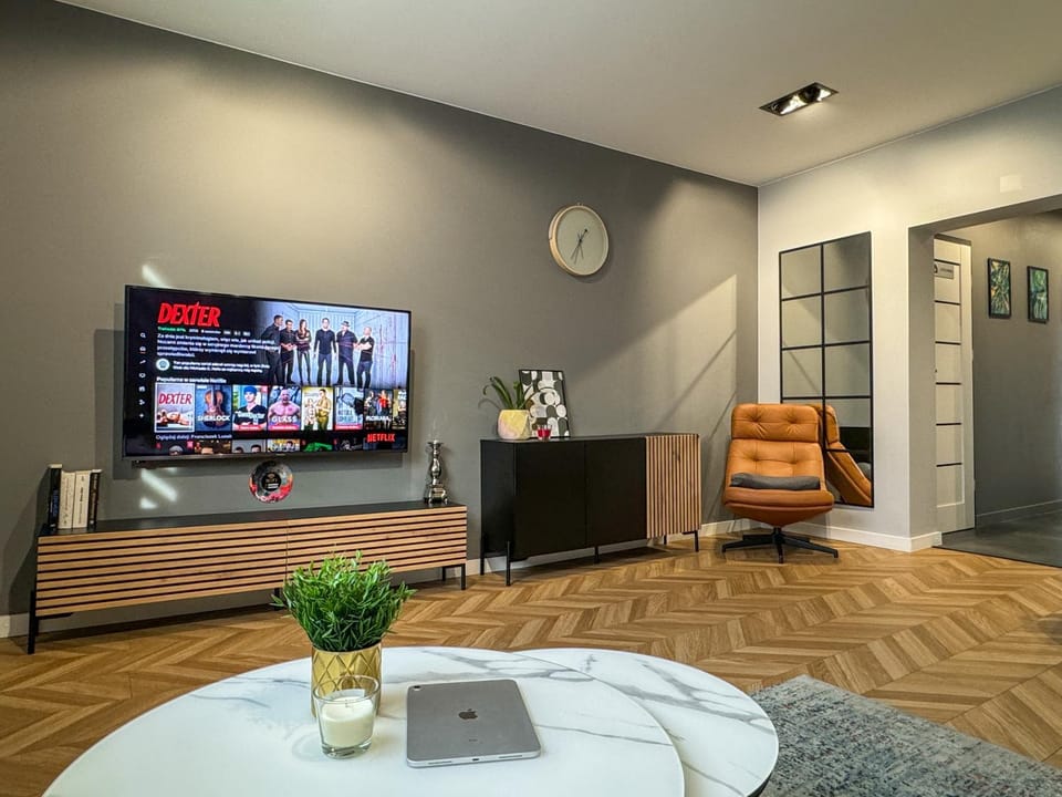 TV and multimedia, Living room, Seating area, Evening entertainment