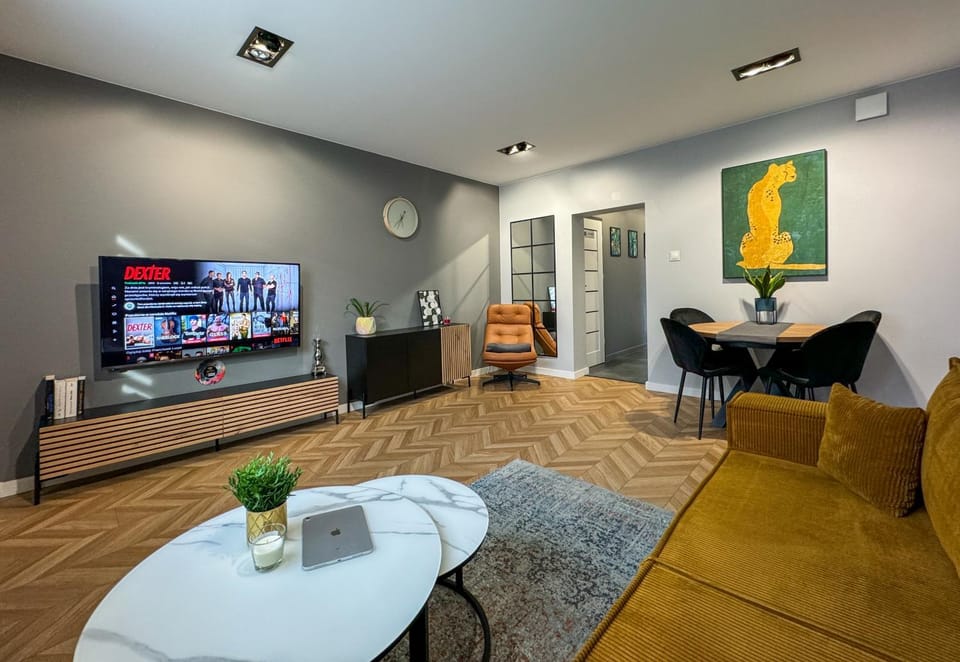 TV and multimedia, Living room, Seating area, Dining area, Evening entertainment