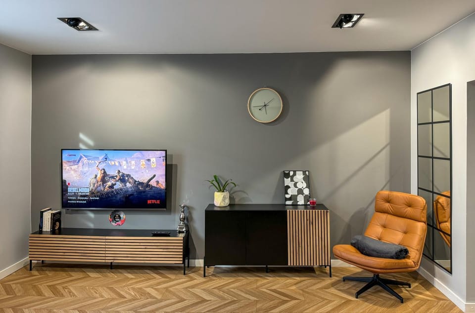 TV and multimedia, Living room, Seating area, Evening entertainment